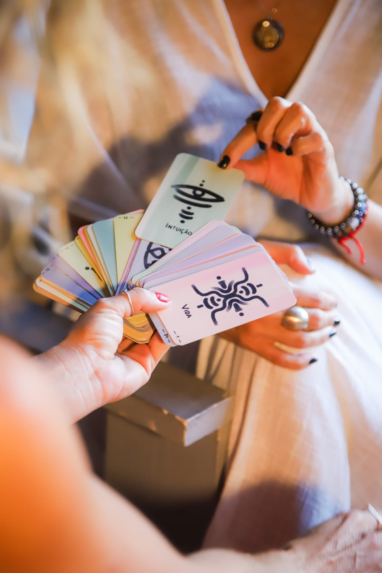 Baralho de cartas terapêuticas aberto em leque